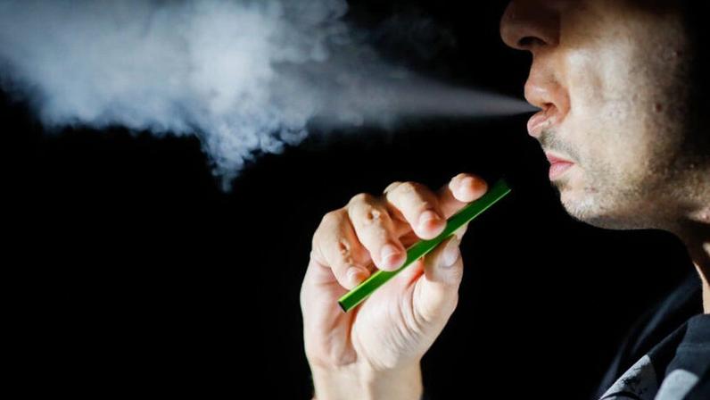 As empresas de cigarros eletrônicos argumentam que seus produtos podem ajudar a reduzir o impacto do tabagismo entre adultos