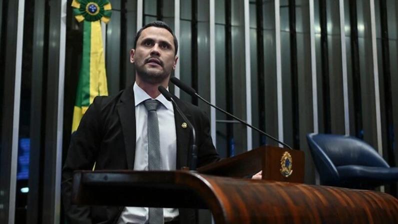 "Levei uma pizza à tribuna do Senado para esfregar na cara dos políticos e mostrar que um dia de trabalho de um trabalhador, que é R$ 50, não compra nem uma pizza!" afirmou o congressista (foto)