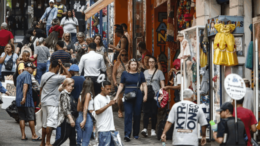 Caso o projeto passe, o grupo quer aprovar algum tipo de compensação financeira para o setor (na imagem, uma rua de comércio popular)