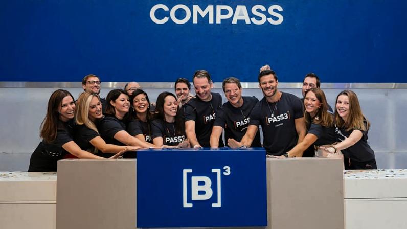 Executivos da Compass participam da cerimônia do toque do sino, na B3