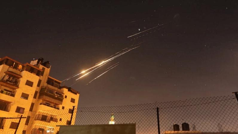Ataques do Irã com mísseis balísticos contra Israel são vistos de Ramallah