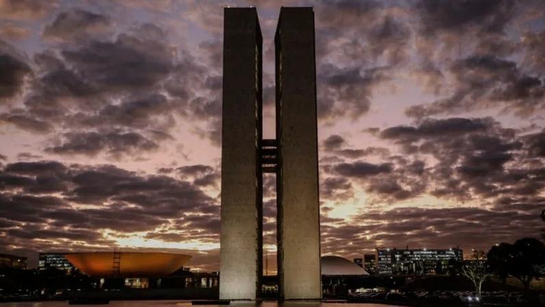 O documento publicado pela instituição, vinculada ao Senado Federal, analisa eventos com potencial impacto nas contas públicas; na imagem, a fachada do Congresso