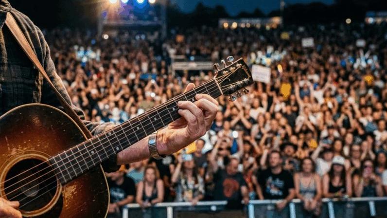 Eventos gratuitos, como os realizados em praça pública, também precisam pagar direitos autorais, reforça o Ecad (Escritório Central de Arrecadação e Distribuição)