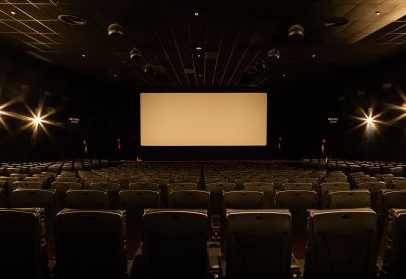 Como a neurociência explica a experiência sonora em salas de cinema