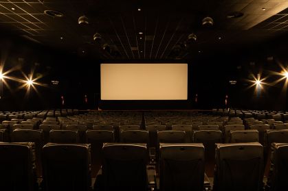 Isolamento acústico rigoroso da sala garante que ruídos externos não interfiram na tradução da obra original