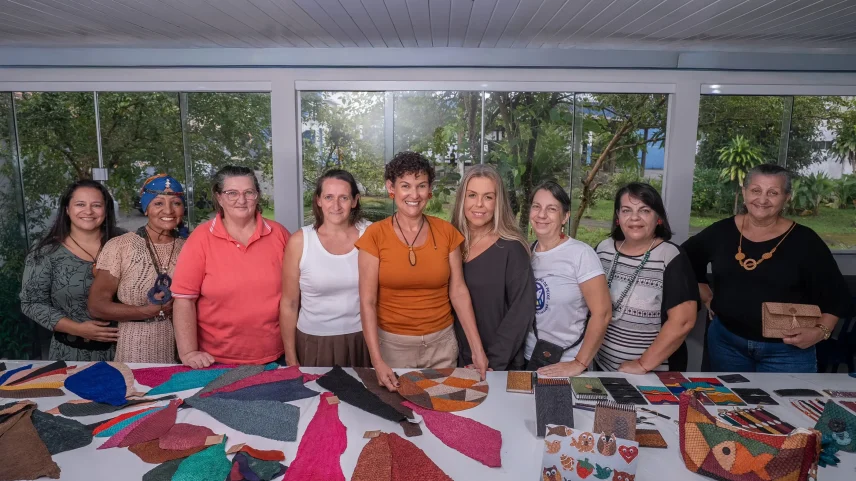 Produtoras da associação atuam tanto na confecção de itens quanto na venda para a indústria. (Foto: Inove Foto e Vídeo. - LUIS MK)