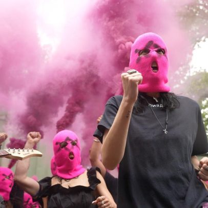 Pavilhão russo na Bienal de Veneza e Pussy Riot discutem uso de imagens