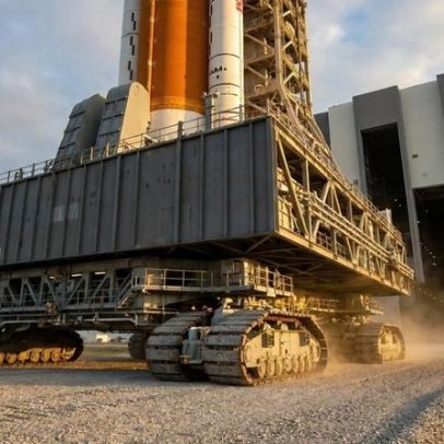 Máquina da NASA de mais de 3.000 toneladas usa 16 motores para mover foguetes