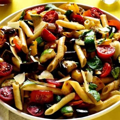 Guia ensina como fazer salada de massa crocante