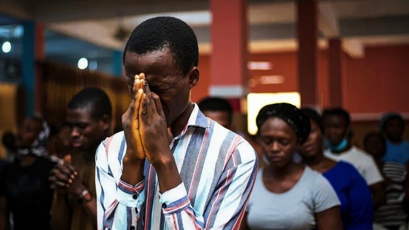 Cristãos durante culto em igreja na Nigéria (Foto: Gracious Adebayo/Unsplash.com )