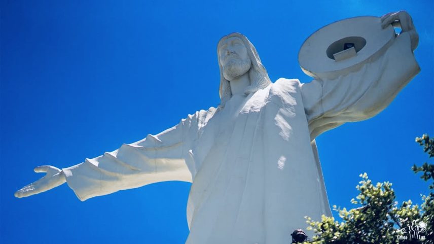 O Cristo Luz de Balneário Camboriú combina iluminação multicolorida e vista panorâmica em um dos pontos mais altos da cidade. (Foto: Matheus Albuquerque/Complexo Turístico Cristo Luz)