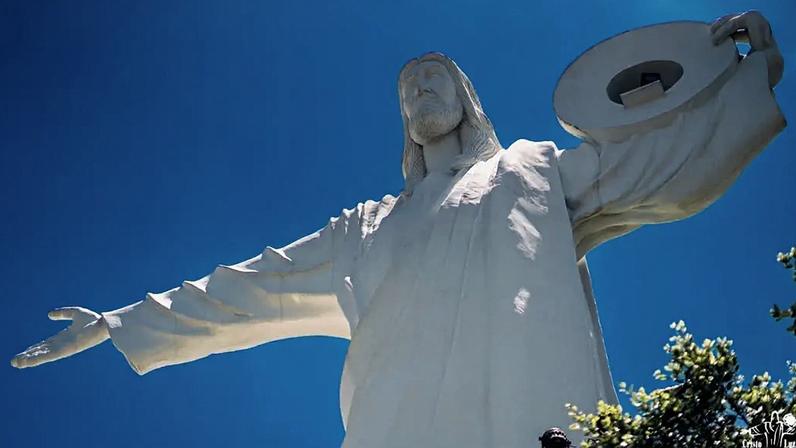 O Cristo Luz de Balneário Camboriú combina iluminação multicolorida e vista panorâmica em um dos pontos mais altos da cidade.