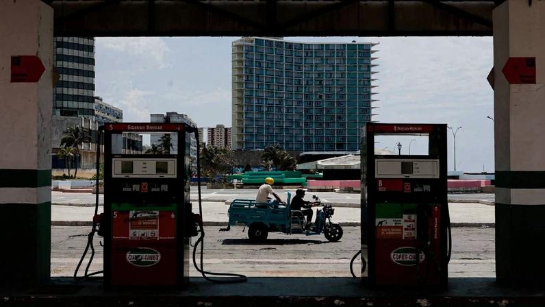 Um motorista de triciclo elétrico passa em frente a um posto de gasolina enquanto Cuba, em Havana - 12/05/2026 (Foto: REUTERS/Norlys Perez)