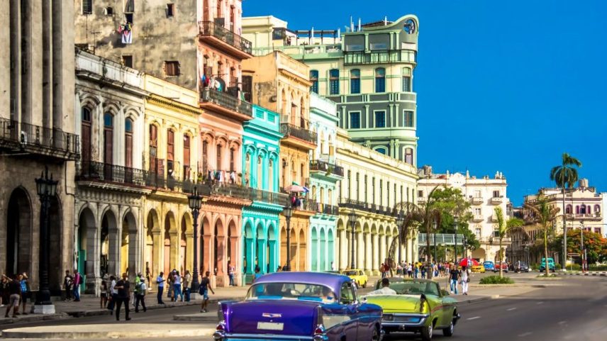 Cuba com seus carros coloridos e prédios históricos
