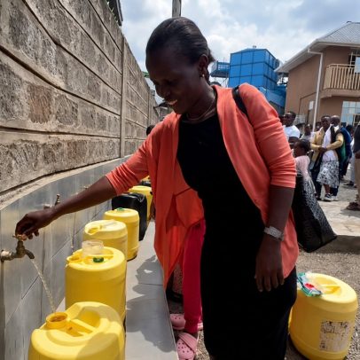 Projeto de poço na África, Universal, fornece 170 mil litros de água mensalmente