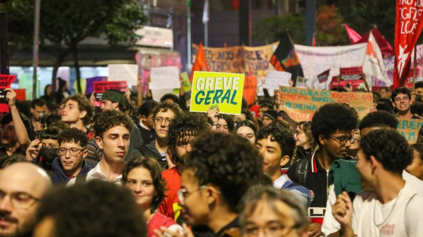 Grevistas apontam deficiências de apoio e problemas estruturais na universidade