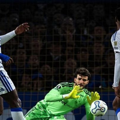 Noite escandalosa entre Boca e Cruzeiro ganha destaque na imprensa argentina