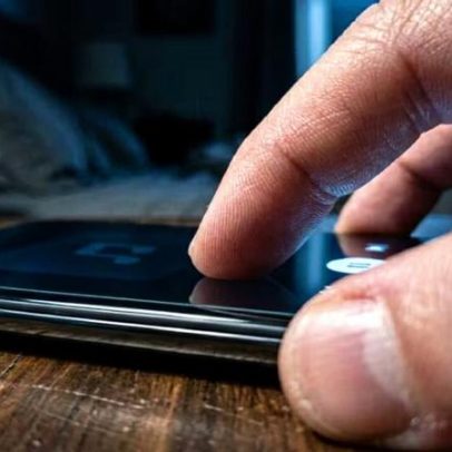 Dormir com TV ligada ou podcasts: o silêncio desperta emoções reprimidas