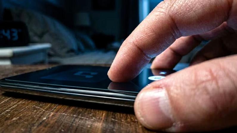 Dormir com TV ligada ou podcasts: o silêncio desperta emoções reprimidas