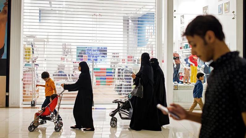 País tem buscado aumentar participação feminina no mercado de trabalho a partir do programa Vision 2030, lançado em 2016. (Foto: Tasneem Alsultan/Bloomberg)