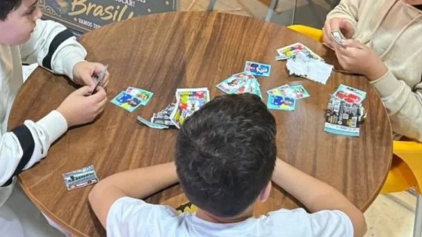 Com 980 cromos e dezenas de versões especiais, completar a coleção virou novamente uma missão coletiva