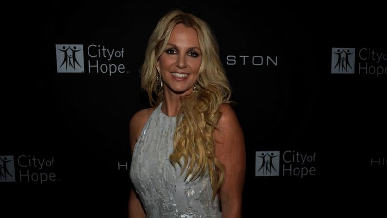 Britney Spears deixa clínica de reabilitação e aguarda audiência por DUI