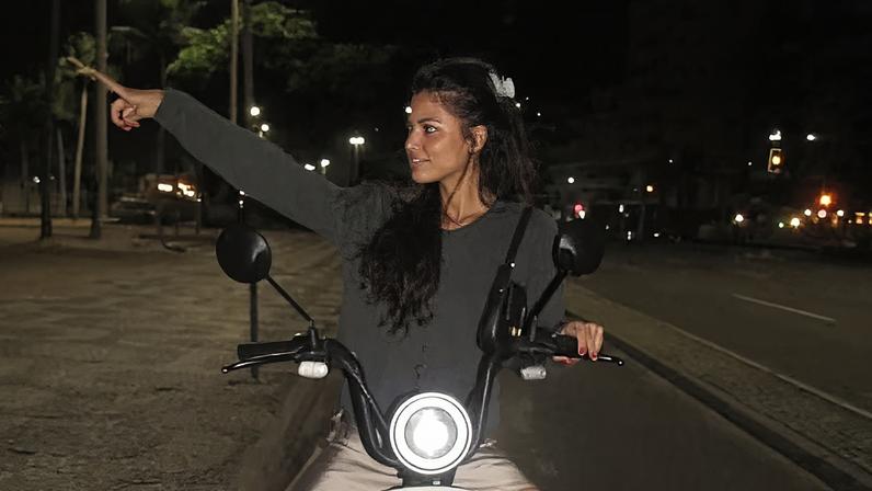Heloísa Honein curte noite de cinema e passeio de moto