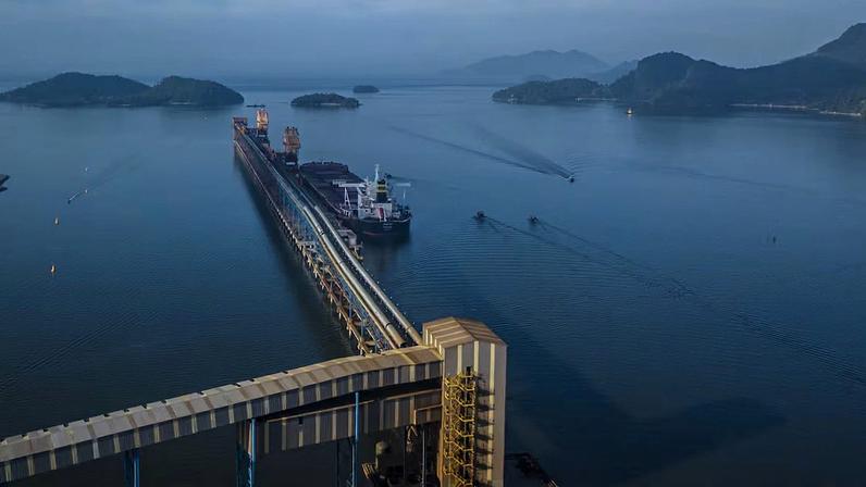 Porto Sudeste embarcou um volume recorde de 27,8 milhões de toneladas de minério de ferro em 2025. (Foto: Dado Galdieri/Bloomberg)