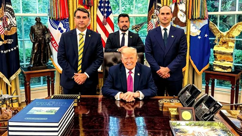 RESGATE - Flávio com Trump: tentativa de recuperar apoio entre os eleitores de direita após caso Master (@realpfigueiredo08/Instagram)