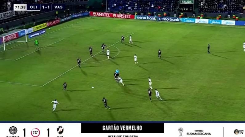 João Vitor recebendo cartão vermelho