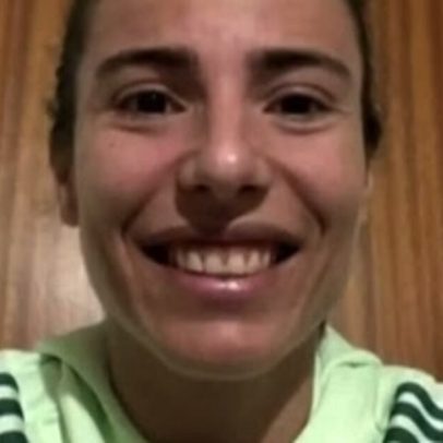 Artilheira Renata Adamatti comenta ida para a Itália