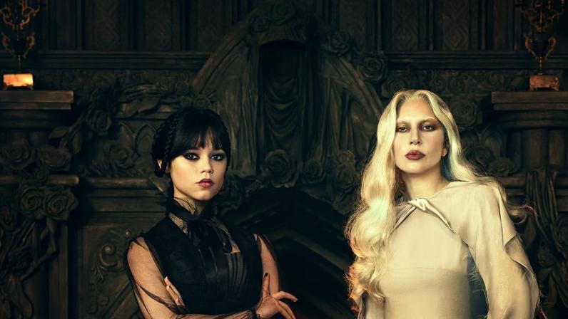 Jenna Ortega e Lady Gaga posam no set da segunda temporada de 'Wandinha', série produzida por Tim Burton