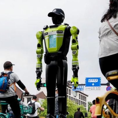 Robôs humanoides passam a controlar cruzamentos na China