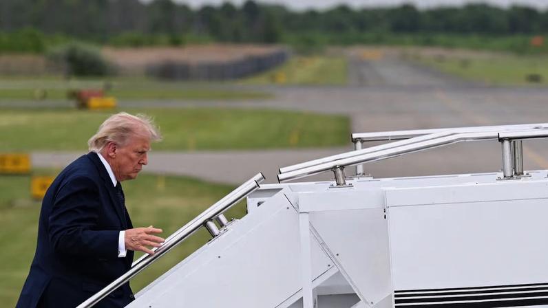 Na foto, o presidente Donald Trump embarcando no Air Force One, no Aeroporto de Morristown, em 22 de maio. Foto: Roberto Schmidt/Getty Images via AFP