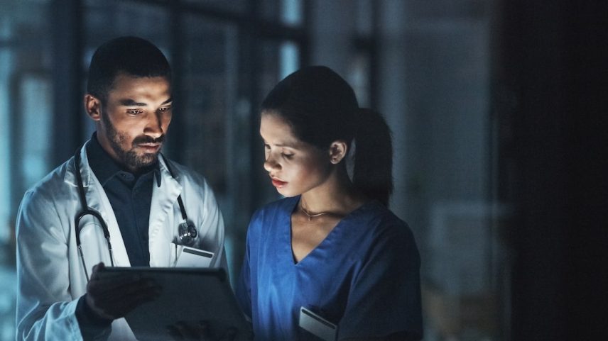 Enfermeiros e médicos eventualmente precisam fazer plantões noturnos, o que exige cuidados extras com a saúde