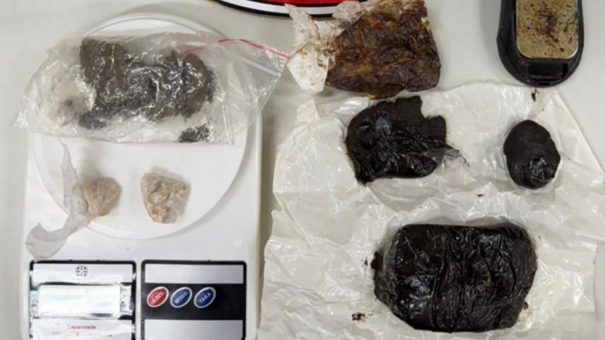 Segundo as investigações, o principal alvo utilizava uma tabacaria como fachada para a venda das drogas
