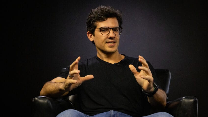 Danilo Mansano, vice-presidente da Keeta, em entrevista no estúdio do Poder360