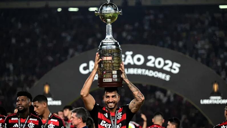 Danilo ergue taça da Libertadores - Flamengo campeão da edição 2025