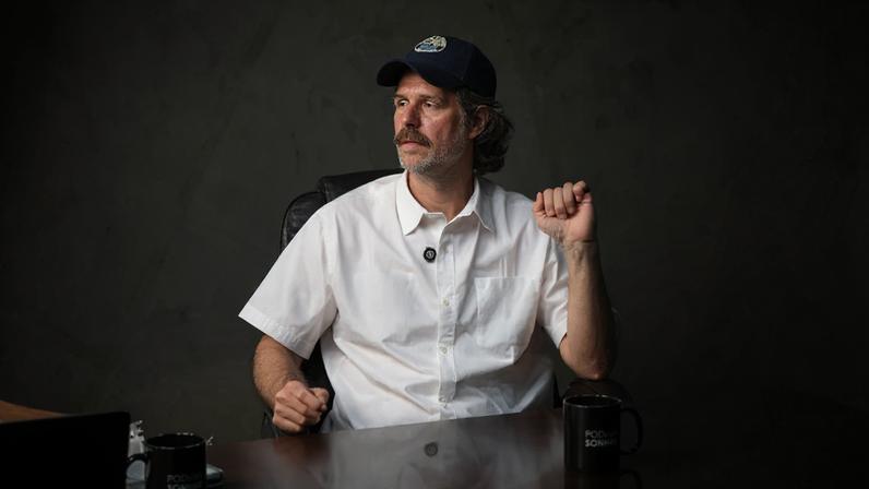 Na imagem, o publicitário e fundador da Bolovo, Deco Neves, em entrevista ao PodSonhar, do Poder360