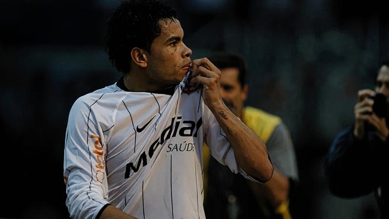 O atacante Dentinho e o jovem meia Boquita celebram os gols na grande vitória do Corinthians por 2 a 0 sobre o Atlético-MG, diante de mais de 21 mil loucos do bando no Pacaembu. (Daniel Augusto Jr./Ag. Corinthians)