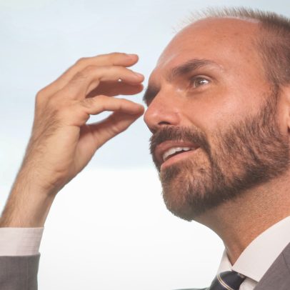 Eduardo Bolsonaro reage à crítica de Zema a Flávio Bolsonaro