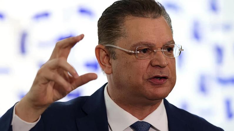 O líder do PL na Câmara dos Deputados, deputado Sóstenes Cavalcante (PL-RJ), concede coletiva de imprensa no Salão Verde da Câmara