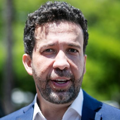Janones afirma que esquerda está contaminada por arrogância intelectual