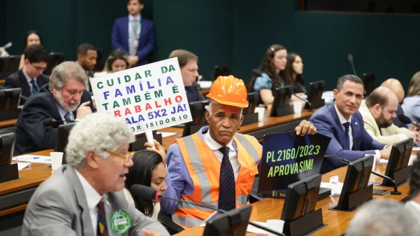 Deputado federal Pastor Sargento Isidório (Avante-BA) comparece à CCJ da Câmara vestido de operário e levanta cartaz apoiando PEC que acaba com a jornada de trabalho semanal 6×1 metropoles 2