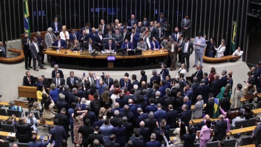 Nos dias 5 e 6 de agosto de 2025, um grupo de 14 deputados ocupou a Mesa Diretora em protesto contra a prisão domiciliar do ex-presidente Jair Bolsonaro.