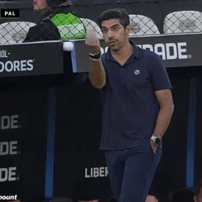 Abel Ferreira faz gesto durante jogo do Palmeiras na Libertadores