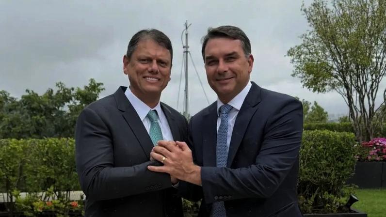 Aliados à direita: Tarcísio de Freitas e Flávio Bolsonaro