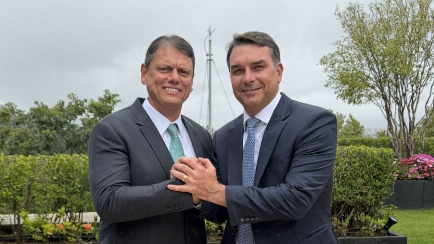 O governador Tarcísio de Freitas (Republicanos) e o senador Flávio Bolsonaro (PL-RJ) nesta sexta-feira, 27