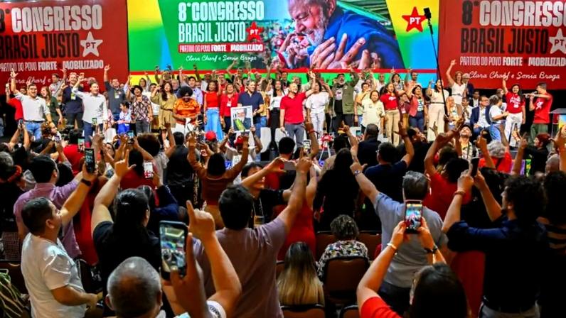 Encerramento do 8º Congresso Nacional do PT: encontro resultou num documento que acena para o "centrão" e o mercado, mas sem perder de vista a direção ideológica do partido (Foto: Rede PT de Comunicação/Divulgação)