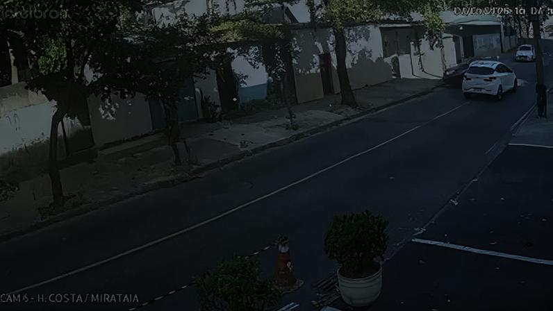 Uma câmera de segurança flagrou o crime, em que o carro branco seria o do policial e o carro preto seria ocupado pela vítima